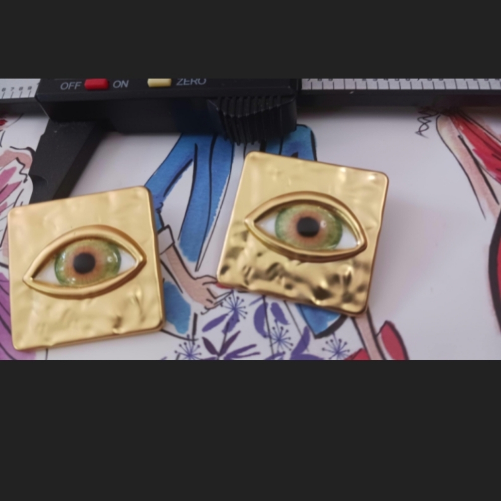 COPY - Schiaparelli Huge BROOCH Button Single Gold Matte Metal 30 mm Made In FR…